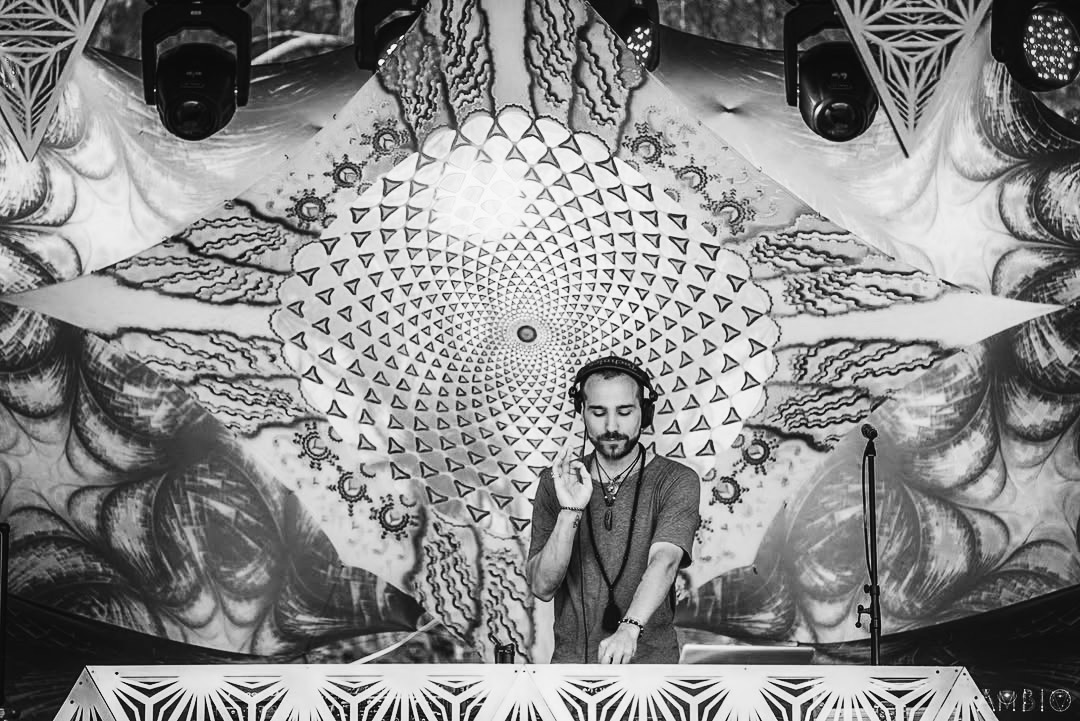 VadimoooV performing